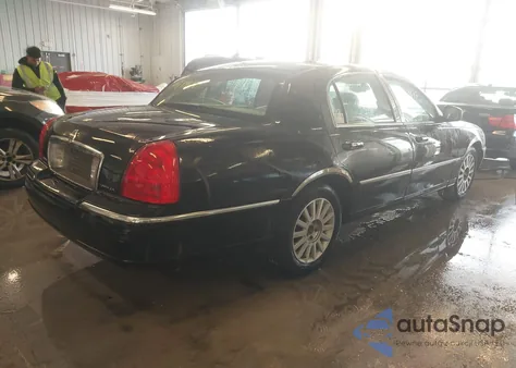 2003 Lincoln Town Car Signature from USA, damaged, VIN 1LNHM82W43Y623338